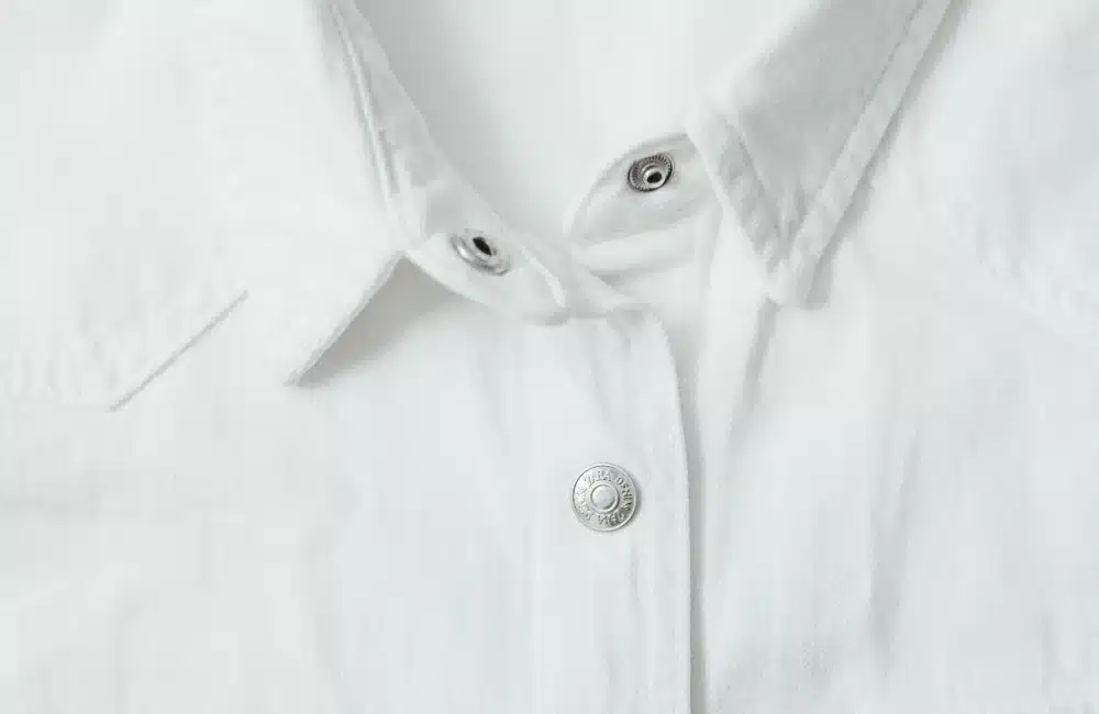 คอเสื้อขาวสะอาด